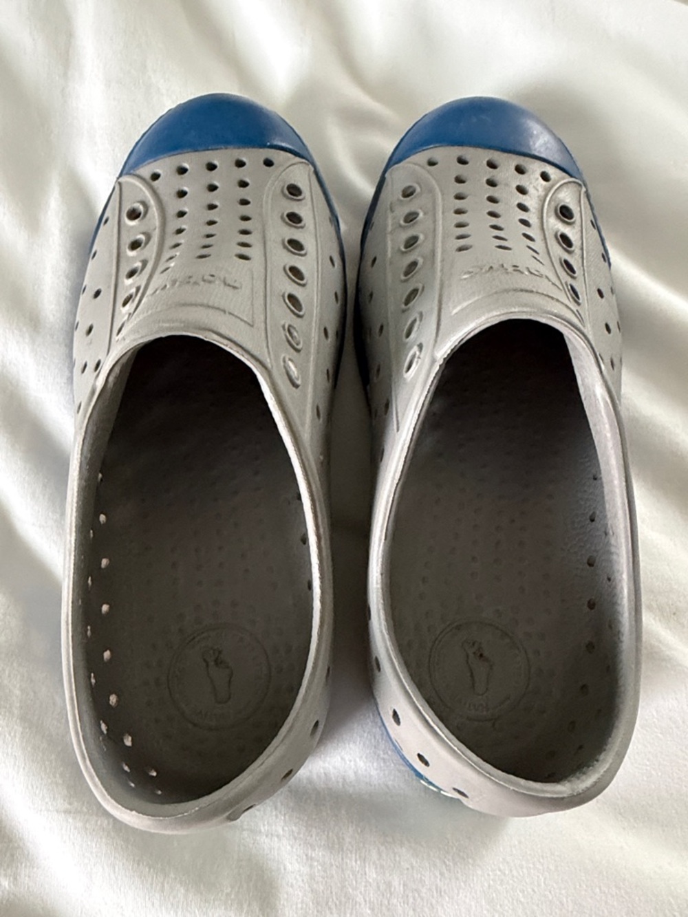 Native Kids Jefferson Slip-On Shoe in Gray with Blue Size J1 - Picture 10 of 10